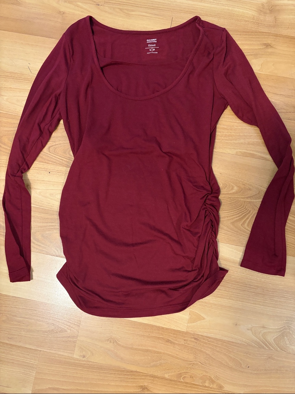 😍Old Navy Burgundy fitted Maternity semi long sleeve shirt w gathered on sides